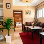 Salon marocain du Cocon d’Essaouira avec banquettes et espace repas