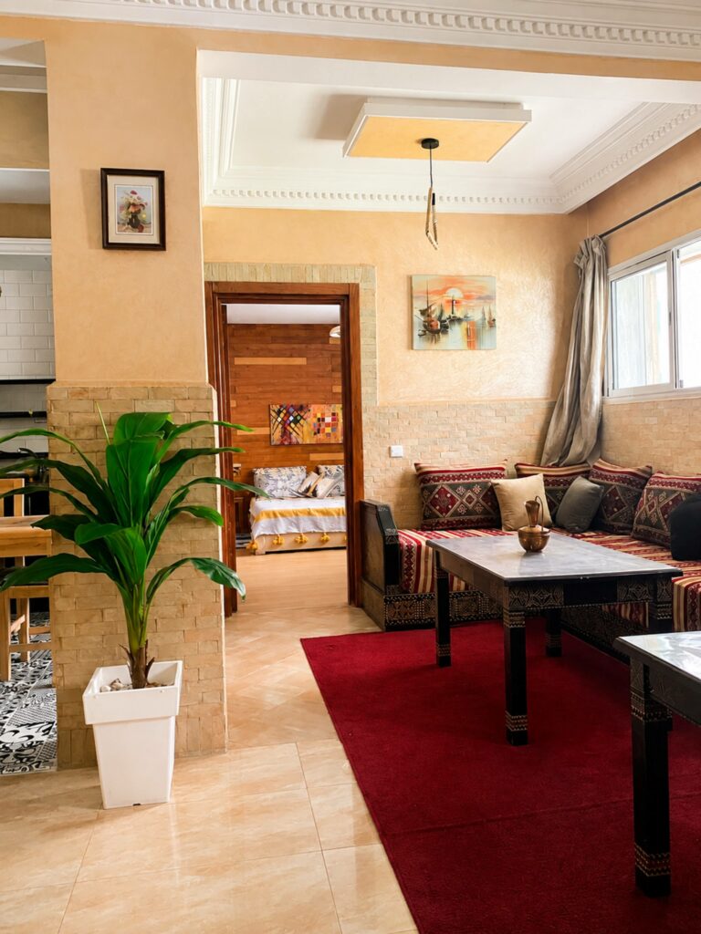 Salon marocain du Cocon d’Essaouira avec banquettes et espace repas