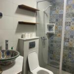 Salle de bains du Cocon d’Essaouira avec douche, lavabo et toilettes