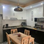 Cuisine ouverte équipée et table à manger dans le studio Cocon d’Essaouira