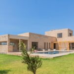 Façade de la Villa Jnan Mogador près d’Essaouira, avec jardin et piscine privée.