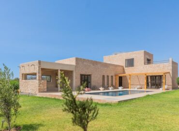 Façade de la Villa Jnan Mogador près d’Essaouira, avec jardin et piscine privée.