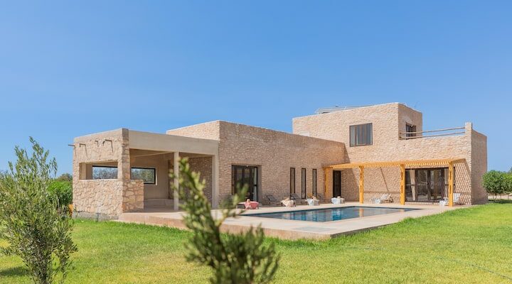 Façade de la Villa Jnan Mogador près d’Essaouira, avec jardin et piscine privée.