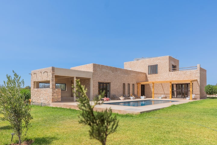 Façade de la Villa Jnan Mogador près d’Essaouira, avec jardin et piscine privée.