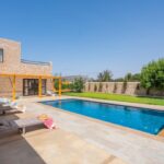 Piscine privée bordée de transats et d’une terrasse à la Villa Jnan Mogador.