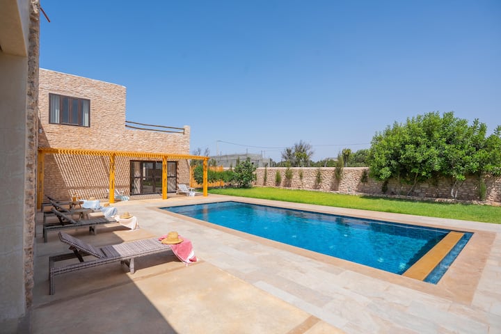Piscine privée bordée de transats et d’une terrasse à la Villa Jnan Mogador.