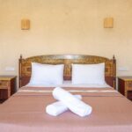 Lit double et tables de chevet dans une chambre de la Villa Jnan Mogador.