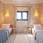 Chambre de la Villa Jnan Mogador avec deux lits simples et une fenêtre.
